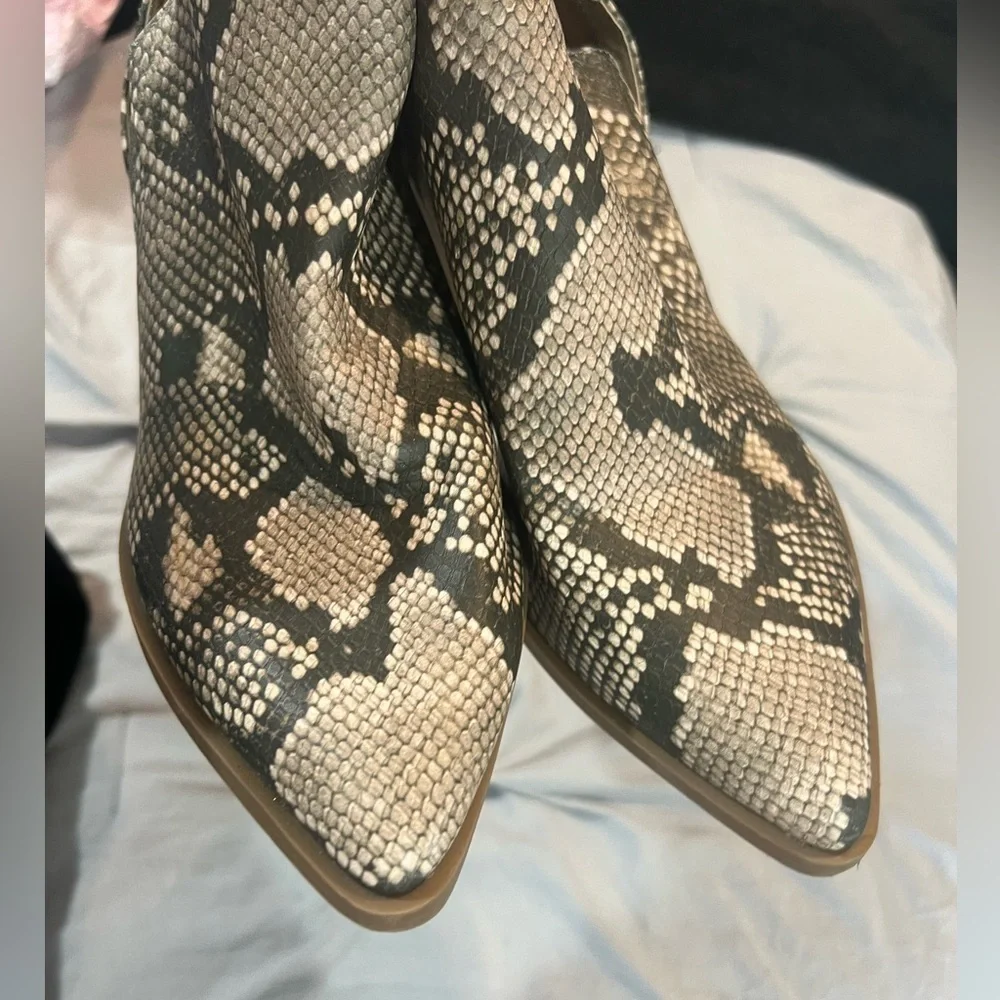 Universal Thread snake print slip on ankle boots size 9 pointy toe